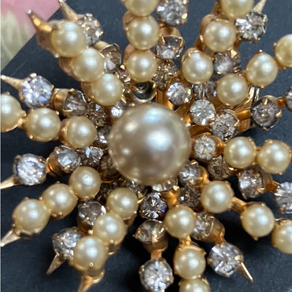 Vintage CARO brooch with pearls and crystals - Picture 2 of 5